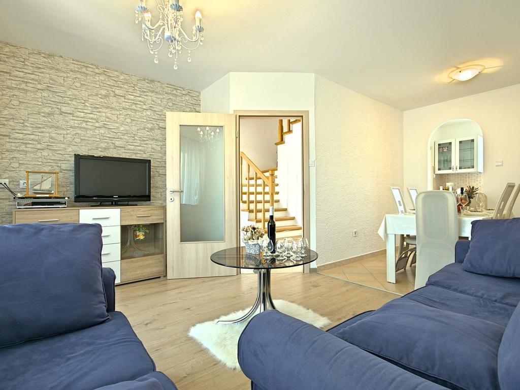 Charming Beachfront Holiday Home In Porec Exterior photo