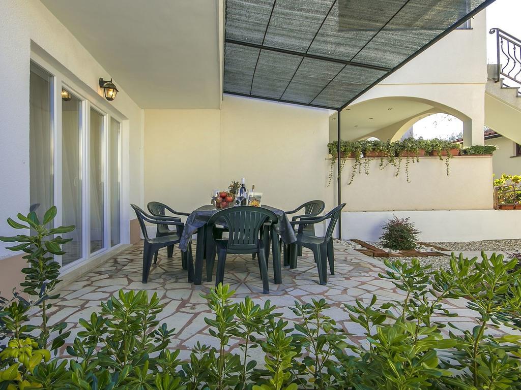 Charming Beachfront Holiday Home In Porec Exterior photo