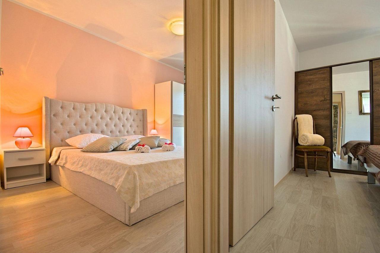 Charming Beachfront Holiday Home In Porec Exterior photo