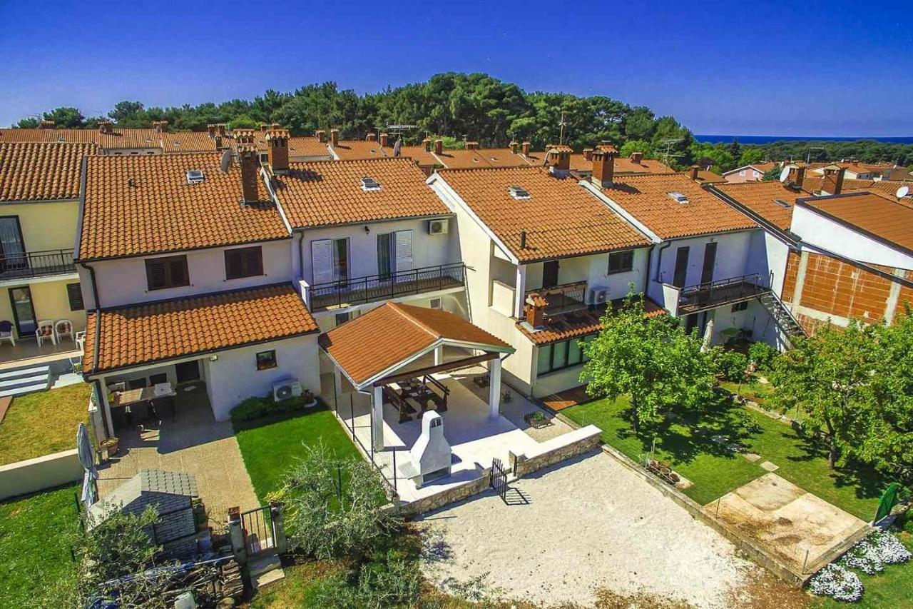 Charming Beachfront Holiday Home In Porec Exterior photo