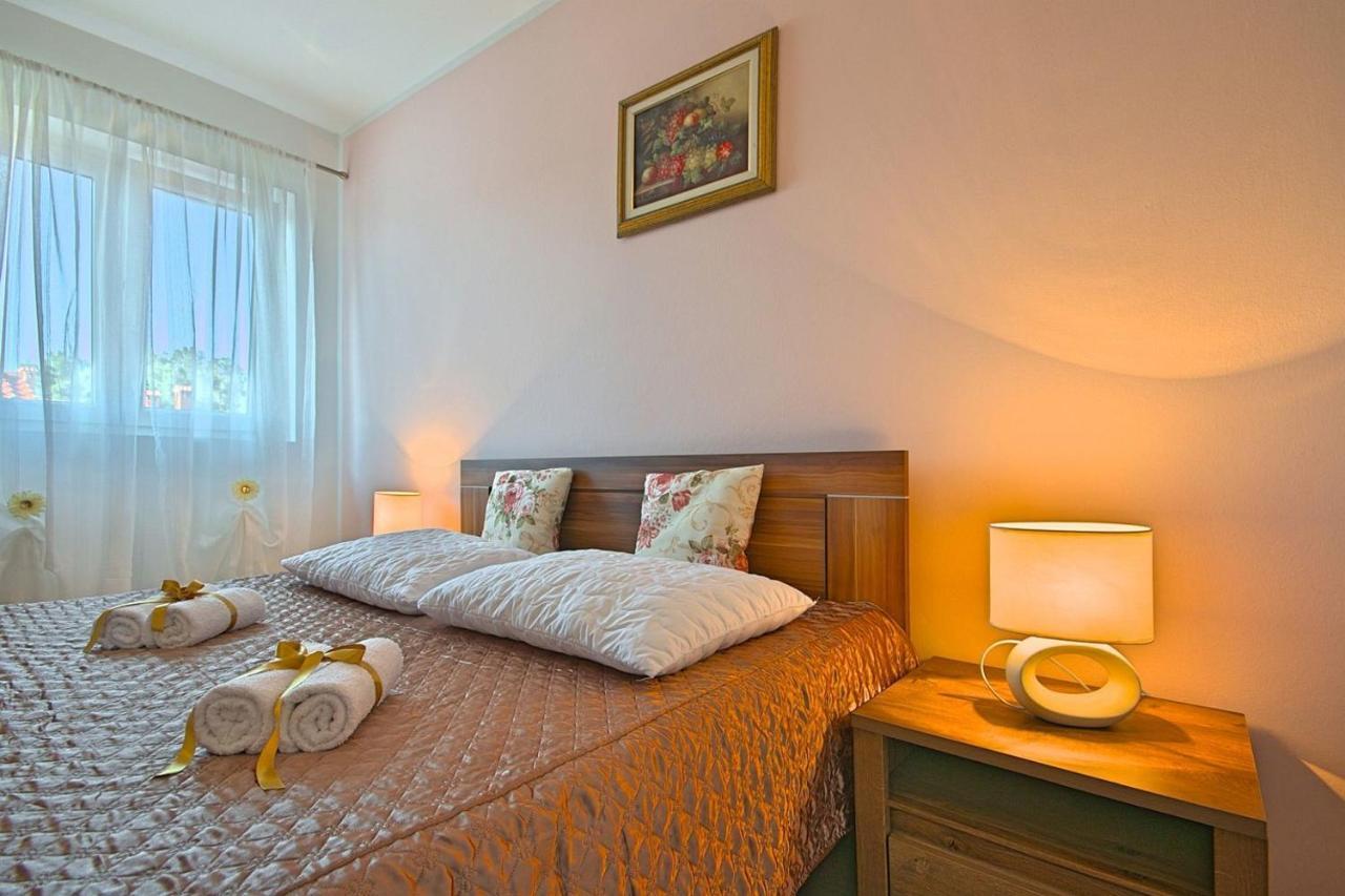 Charming Beachfront Holiday Home In Porec Exterior photo